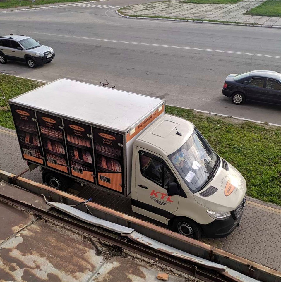 авто на тротуарі