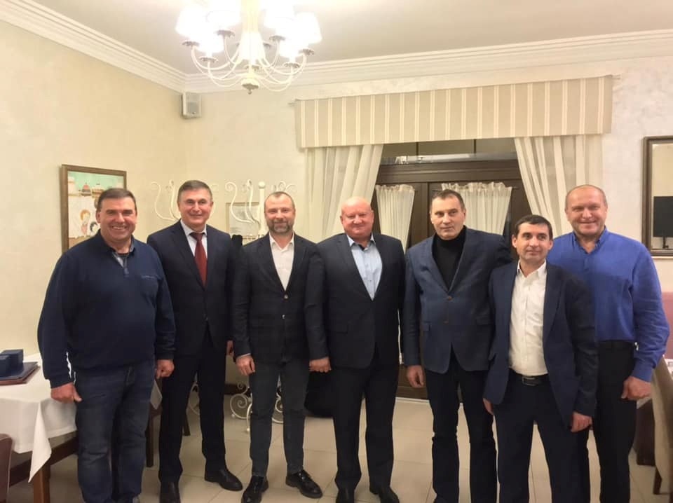 Руслан Дяченко (третій ліворуч)  з агровиробниками Бориспільщини  