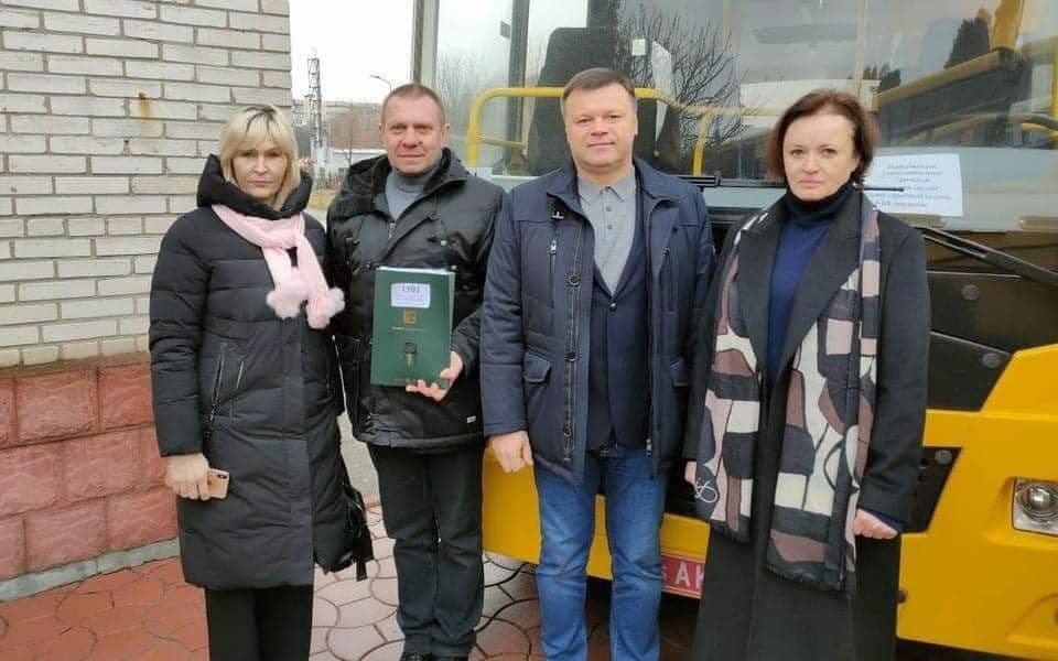Ольга Хаба та Віталій Дідичук, директор Циблівської школи (крайні ліворуч) отримали документи на автобус