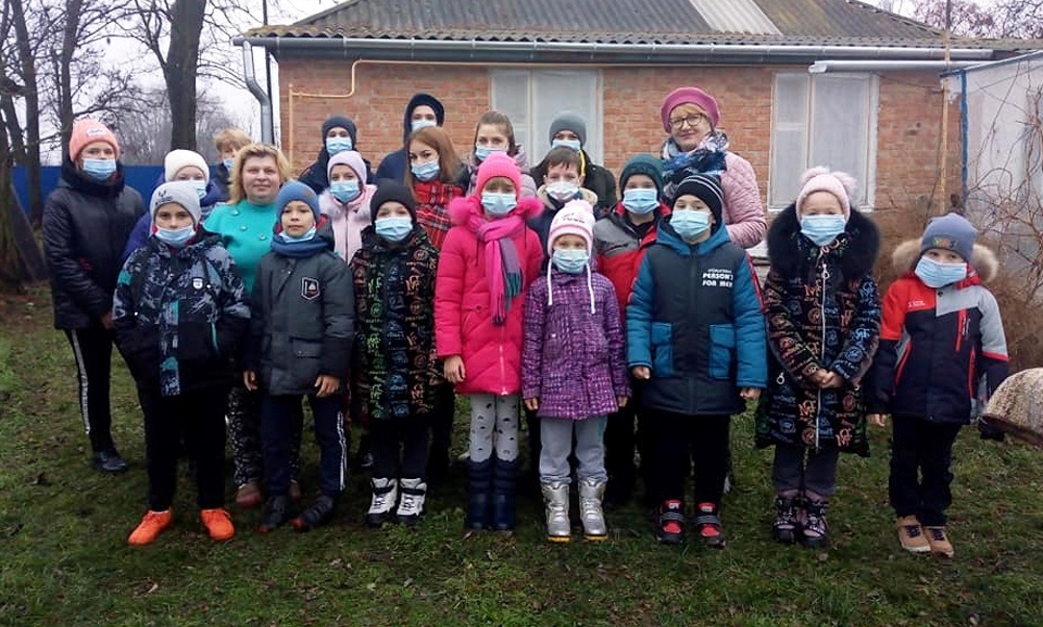 Школярі приїжджають до котиків з гостинцями