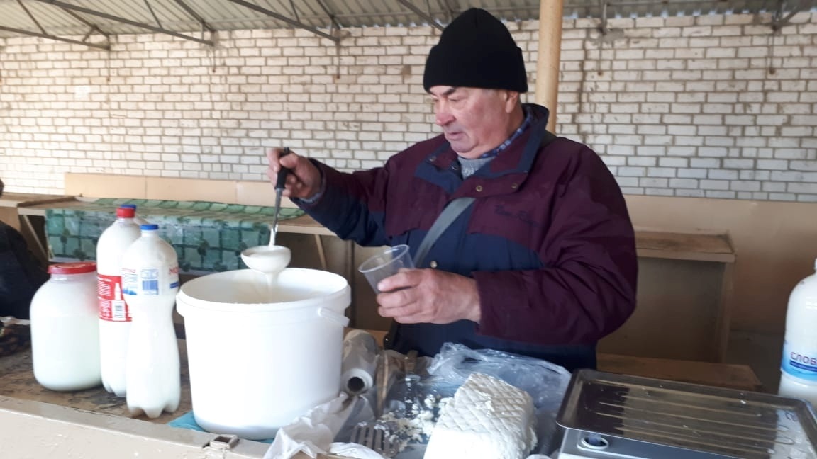 Михайло Слюсар скидав ціни на молочну продукцію
