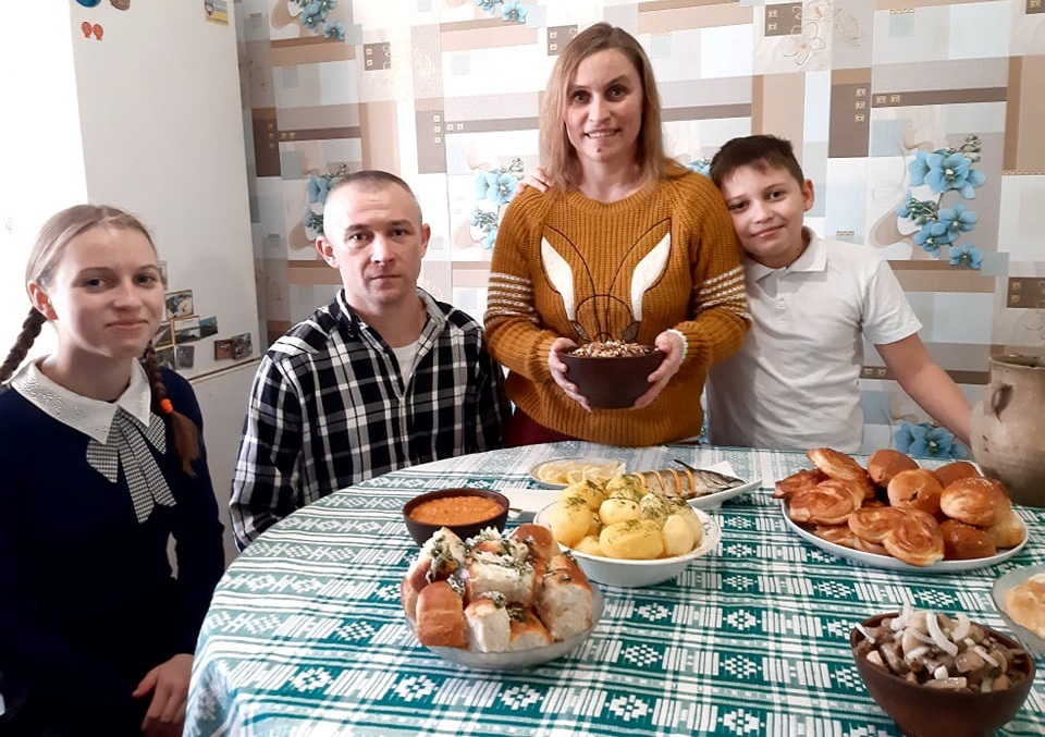 Юлія зі своїм чоловіком Олександром та їхніми дітьми Тетяною і Євгеном