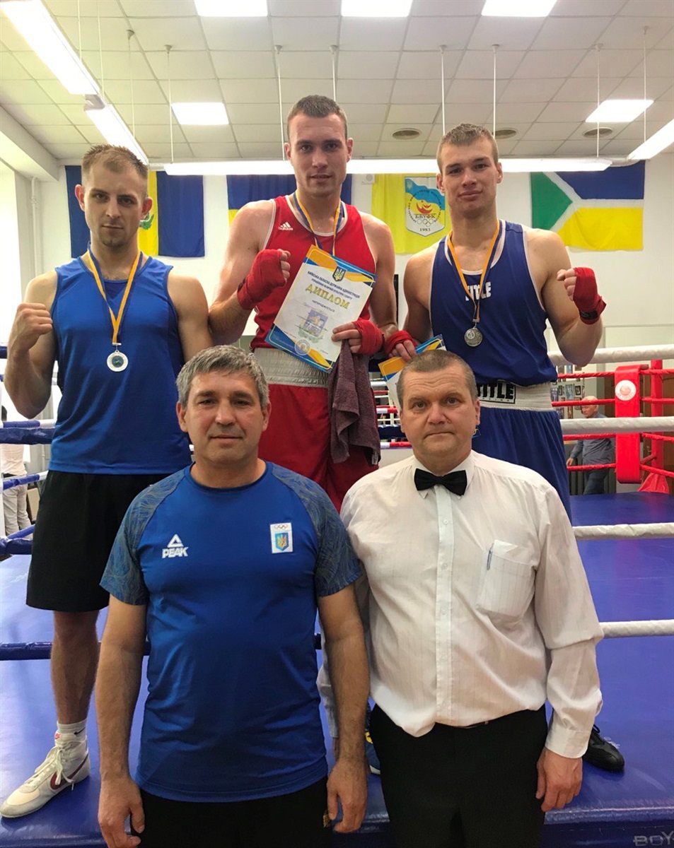Перемога в чемпіонаті ЦР України з боксу. Юрій Ващенко – в центрі (другий ряд). Ігор Юрченко на передньому плані ліворуч. Травень 2021 р.