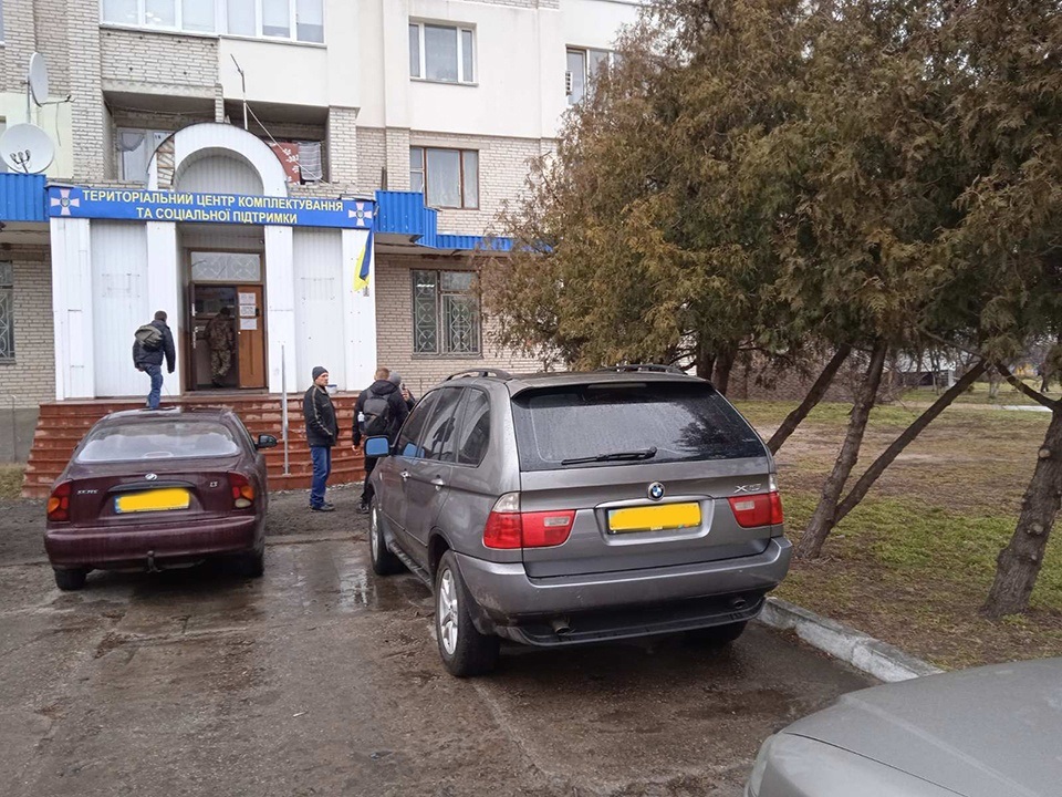 Біля переяславського військкомату спокійно