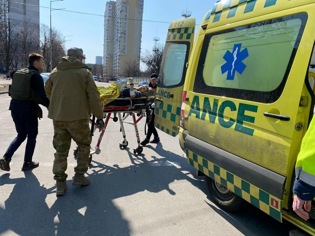 Важкопоранених медики-волонтери евакуюють до медзакладів 