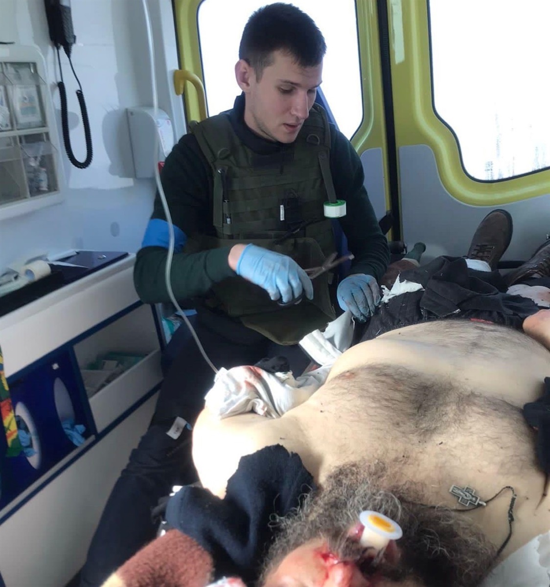 Медики надають всю можливу допомогу пораненим прямо в дорозі в медичному авто 