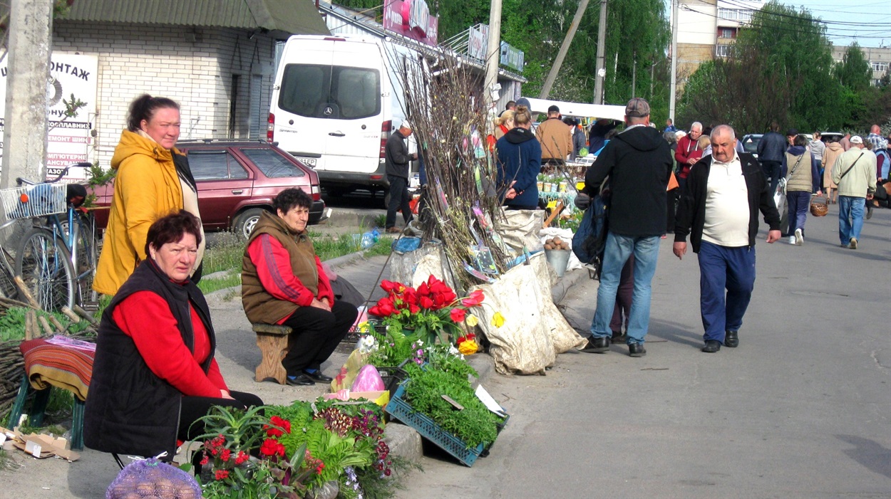 На недільних торгах можна іще купити і розсаду, і саджанці