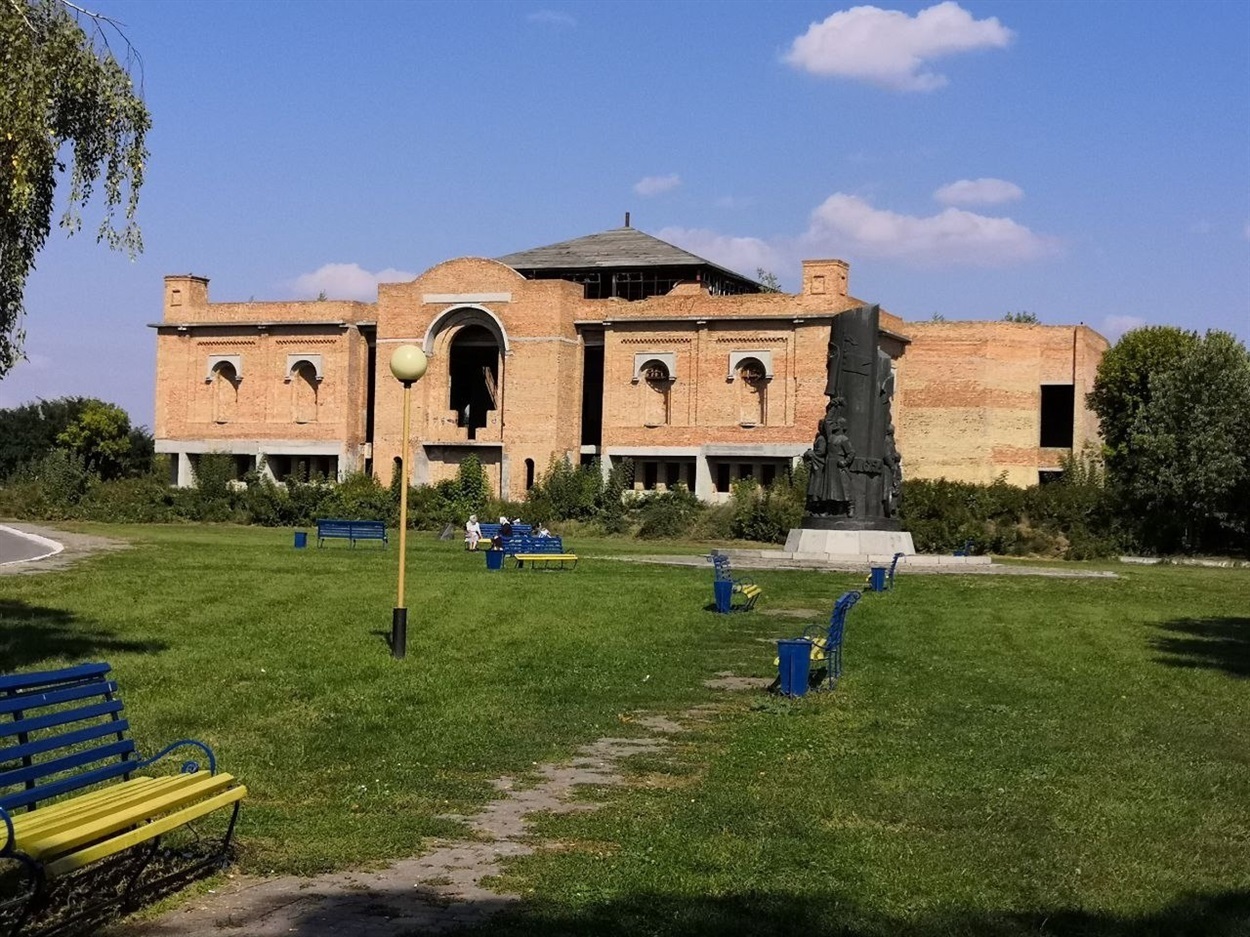 Майдан Княжий двір (історичне середмістя) з монументом про Переяславську раду
