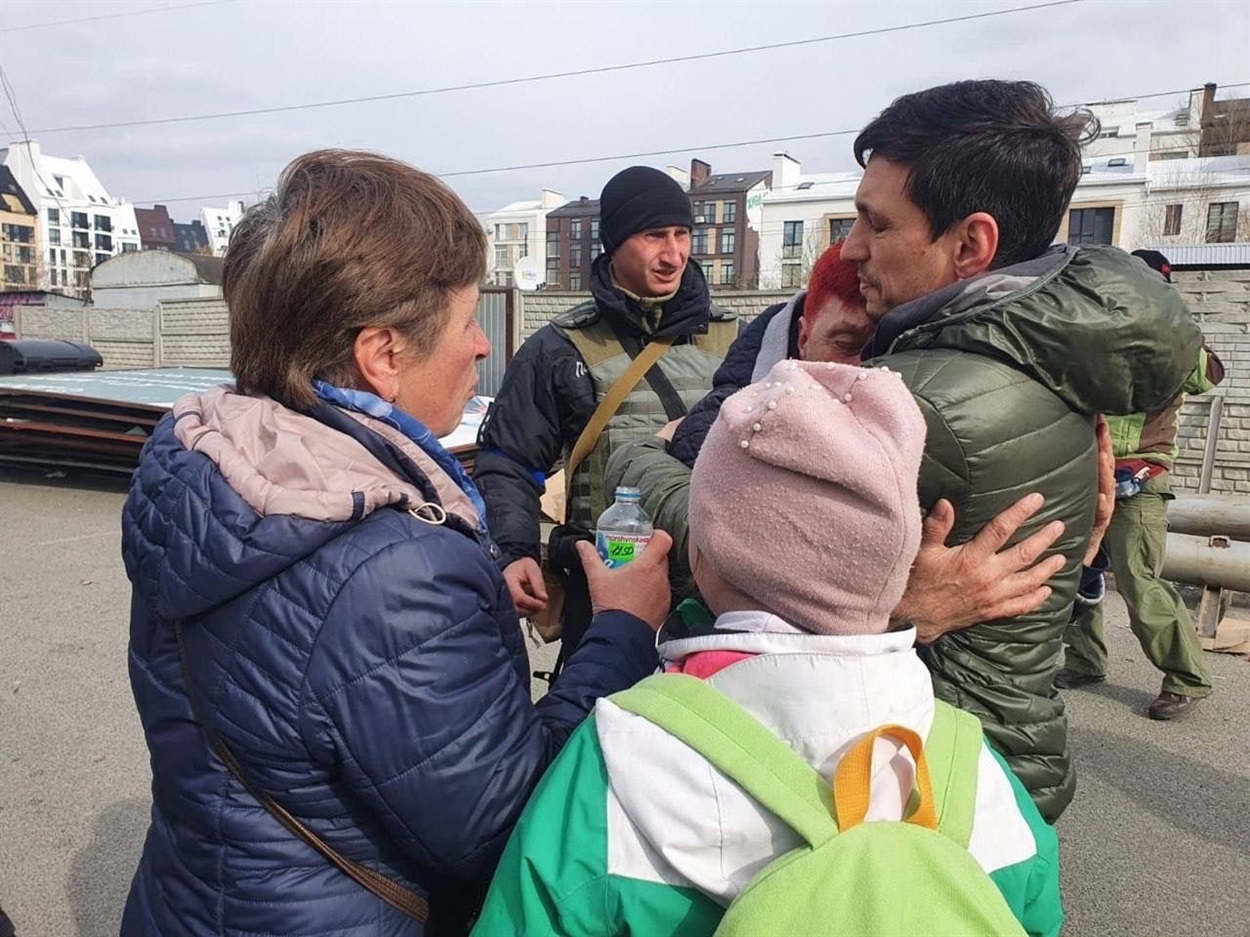 Фото, на якому маму після звільнення з блокади зустрічає зять, облетіло інтернет