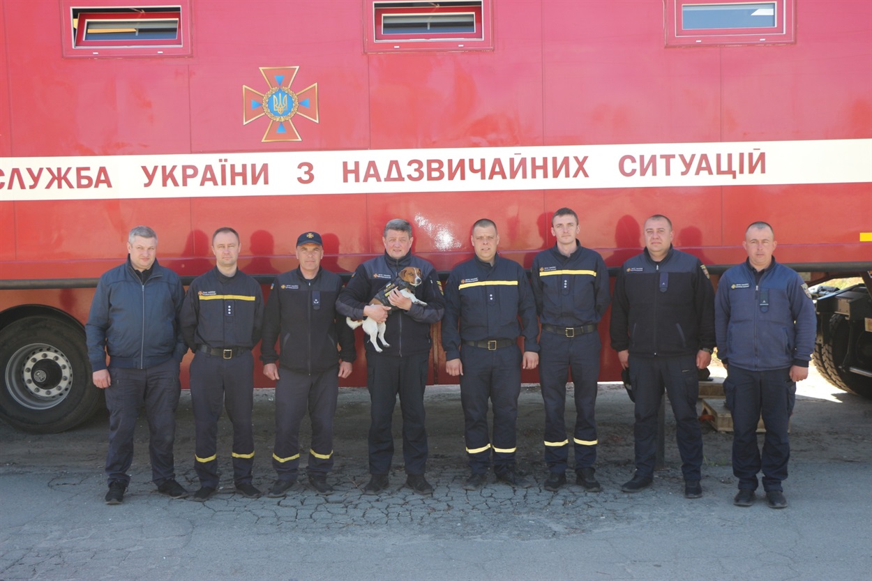 Екіпаж пересувного пункту управління ДСНС України та песик Патрон