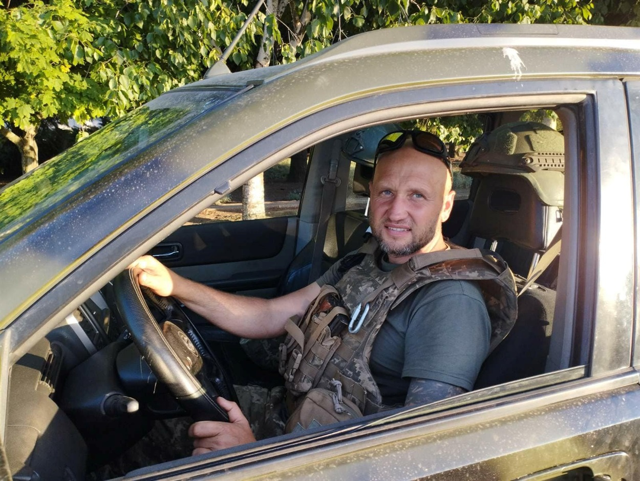 Переяславець Олександр Задорожній за кермом позашляховика