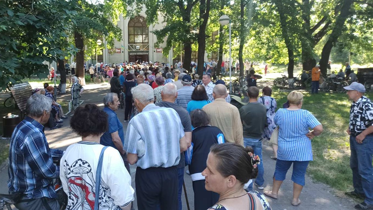 У перший день за тушенкою стояли великі черги