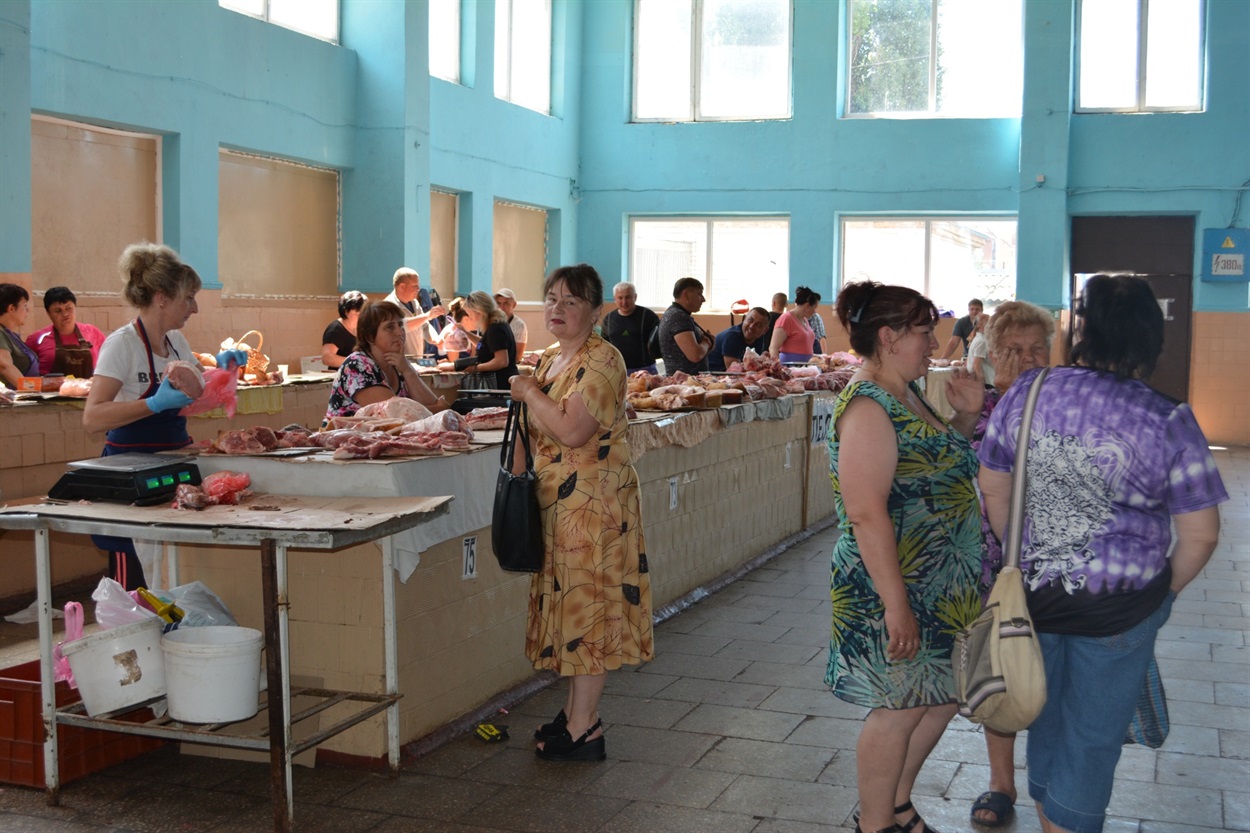 У м’ясному павільйоні продукції було чимало, а от покупців обмаль