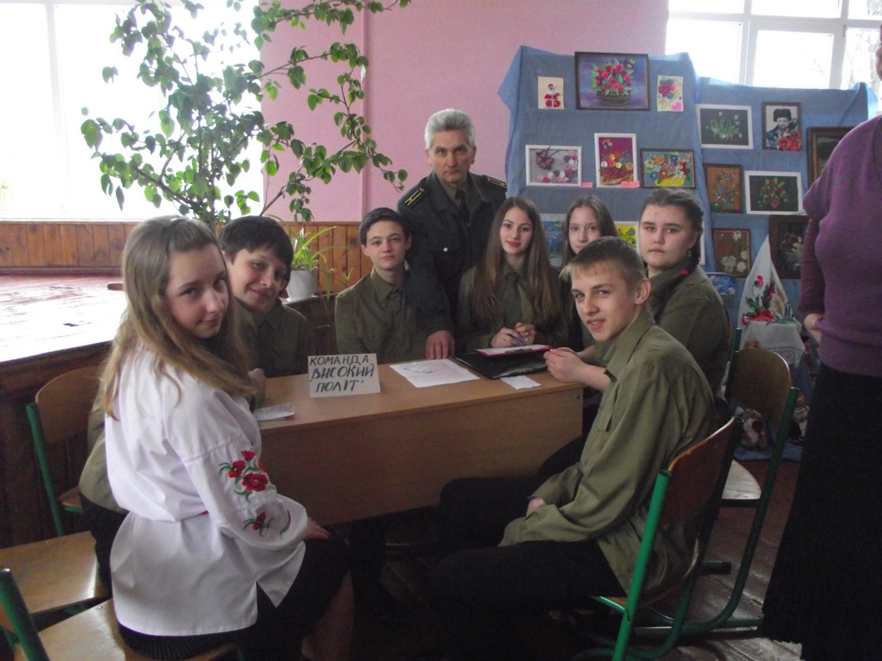 Петро Косюхно з дітьми в школі лісника