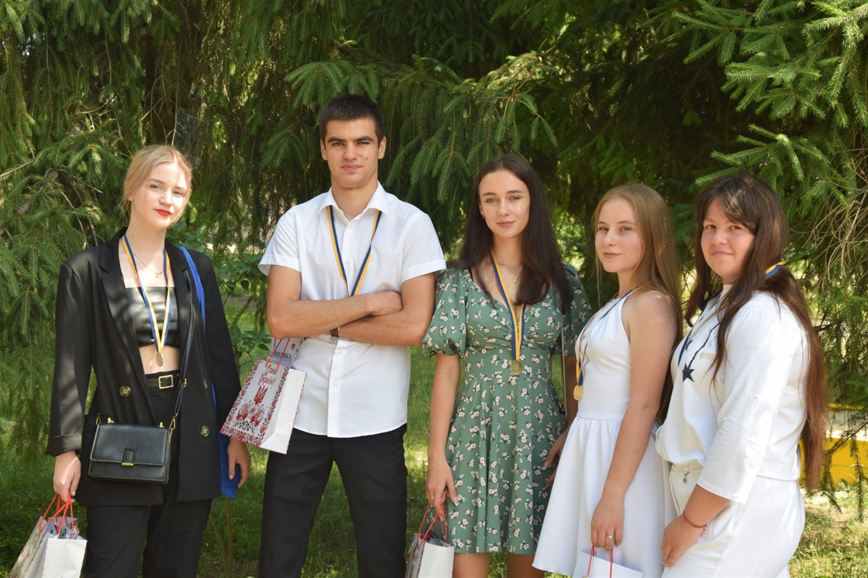 За успіхи у навчанні випускників нагородили медалями та подарунками 