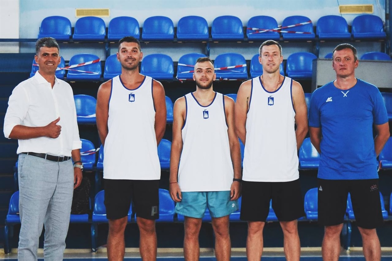 Олександр Тіщенко ( другий зліва) в МБК Миколаїв 
