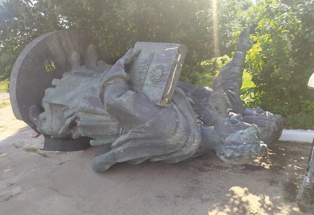 Українка тримає в  руках Конституцію УРСР