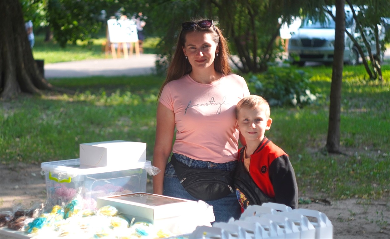 Максимко допомагає мамі Ірині спродувати солодощі