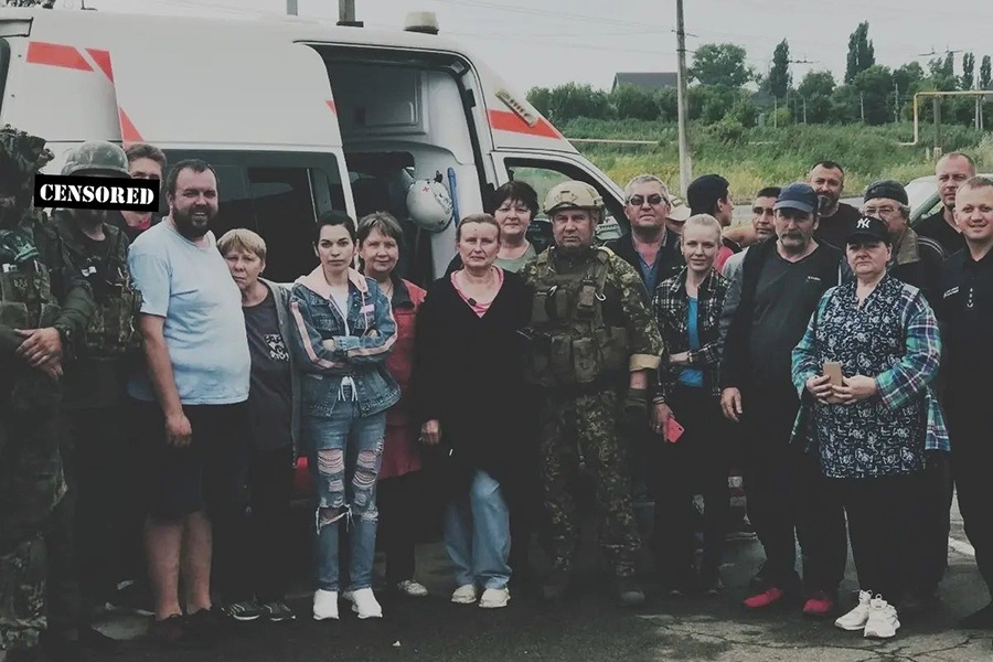Евакуйовані мешканці прифронтових територій зі своїми рятівниками  