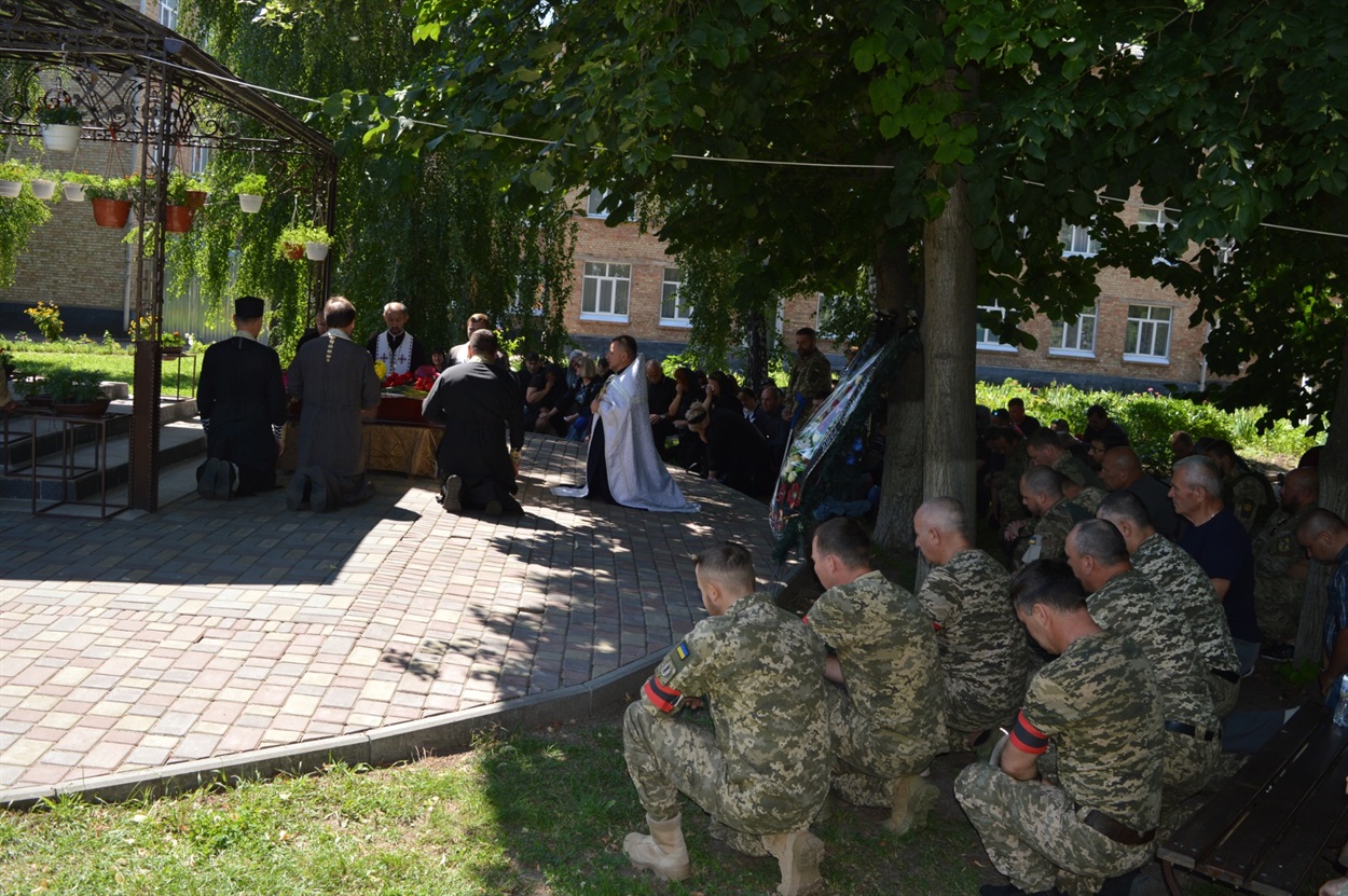 Переяславці прощаються з героєм на колінах 