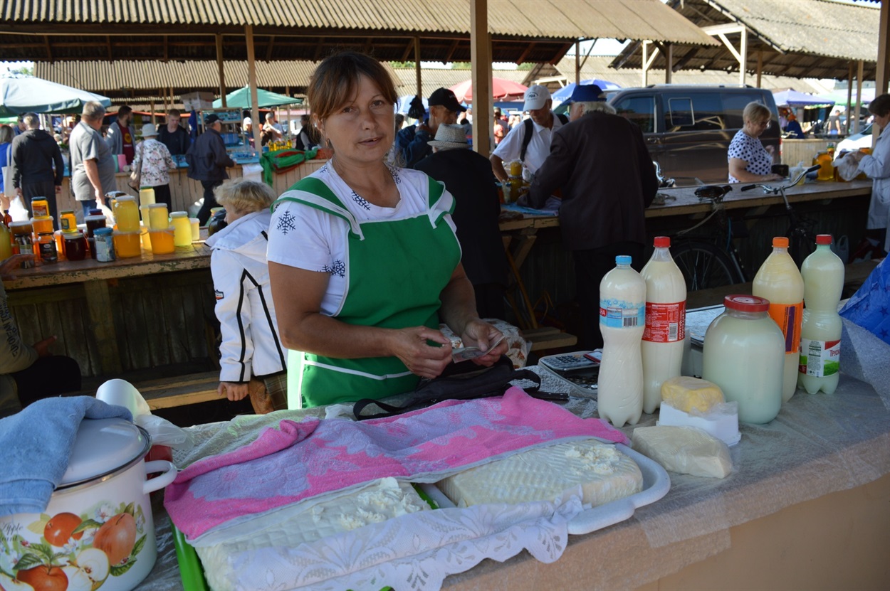 Пані Галина з Гайшина виготовляє бринзу, вершкове масло, сметану та сир