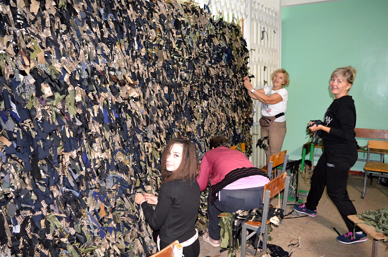 Директорка школи Галина Кітаєва як завжди працює разом зі своїм колективом