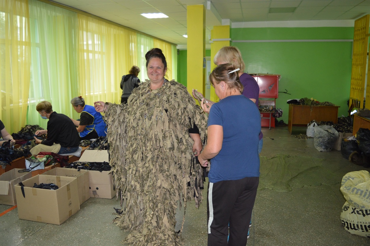 Так створюють маскувальний халат для захисників, його ще називають "кікімора"