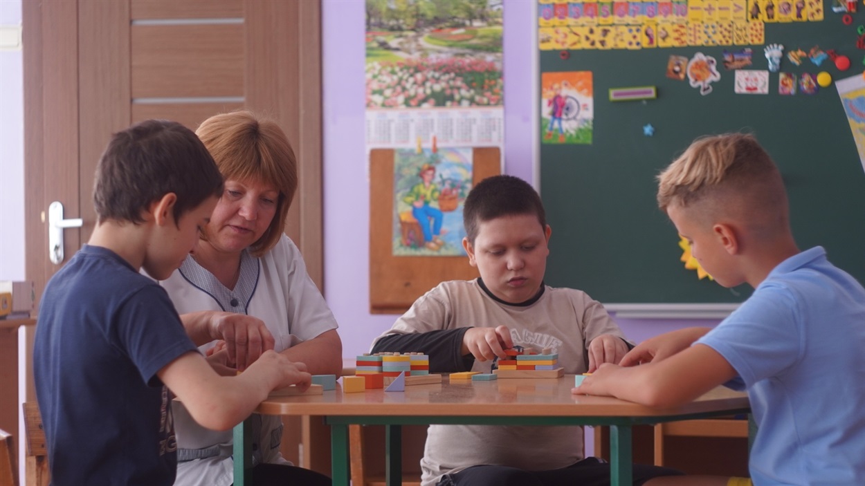На розвиваючих заняттях дітей готують до школи