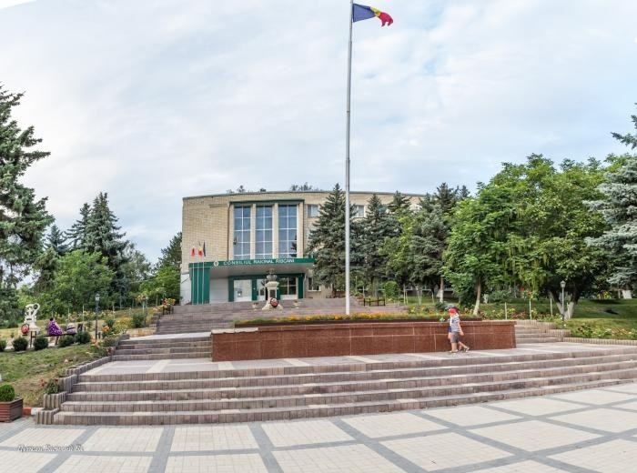 Місто Ришкани. Суттєва частина населення - українці. Згідно даних перепису населення 2004 року - 3314 особи (30%).