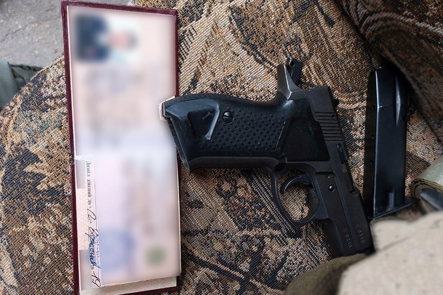 Затриманий мав при собі зброю з недійсним документом 