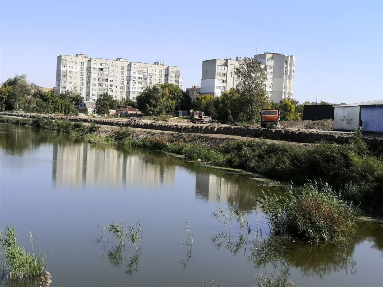 На майбутній набережній досі лише спланували дворівневий схил