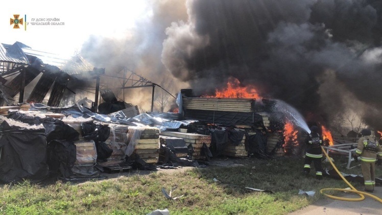Пожежа, яка виникла в Уманському районі після падіння залишків збитої ракети