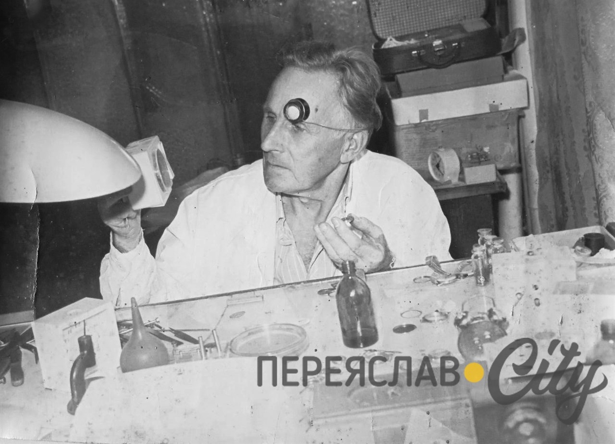Григорій Свиридович, батько Миколи Хандошка, теж був майстром-годинникарем