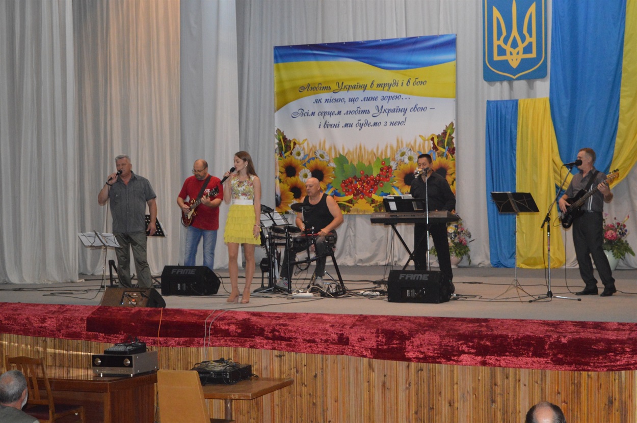 На сцені ансамбль «Ерідон»