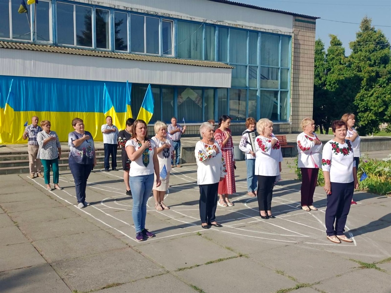 Студениківці провели флешмоб "Тризуб України"