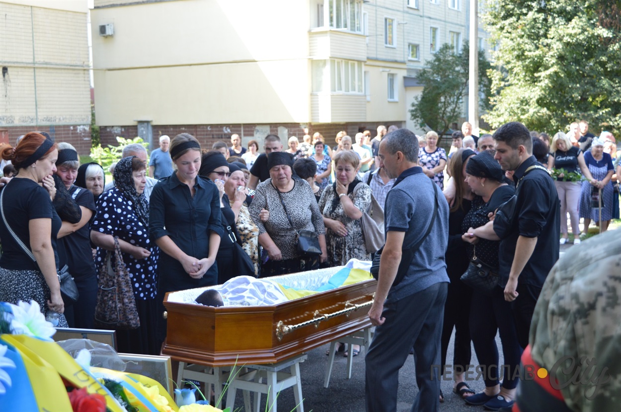 Переяславці прийшли віддати останню шану Герою біля його будинку на вул. Пугачова 
