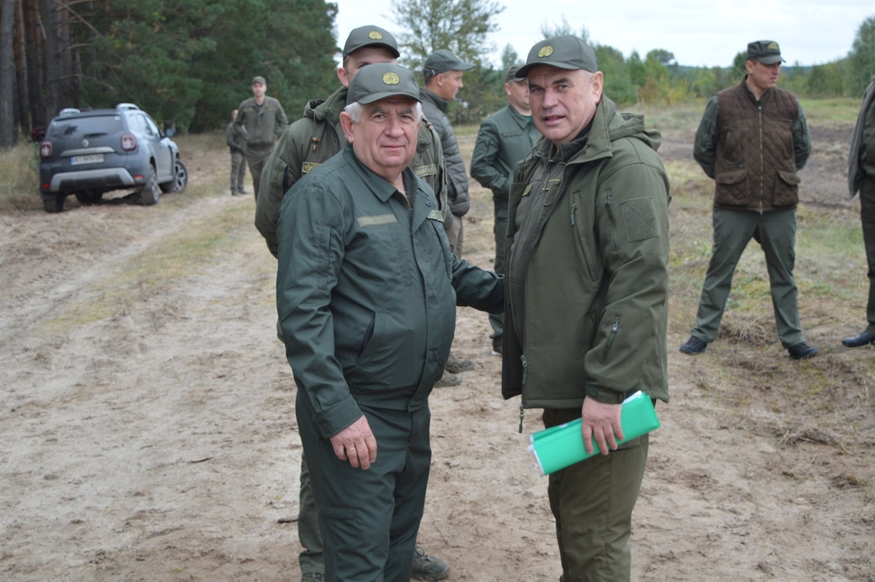 Начальник Переяславського лісопромислового комплексу Григорій Сич та головний лісничий ДП «Бориспільський лісгосп» Анатолій Гусак