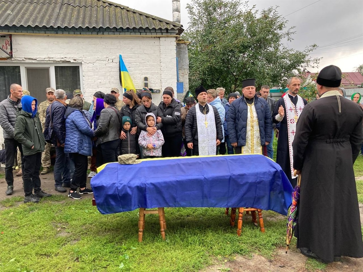 Останнє прощання з героєм відбулося на батьківському дворі 