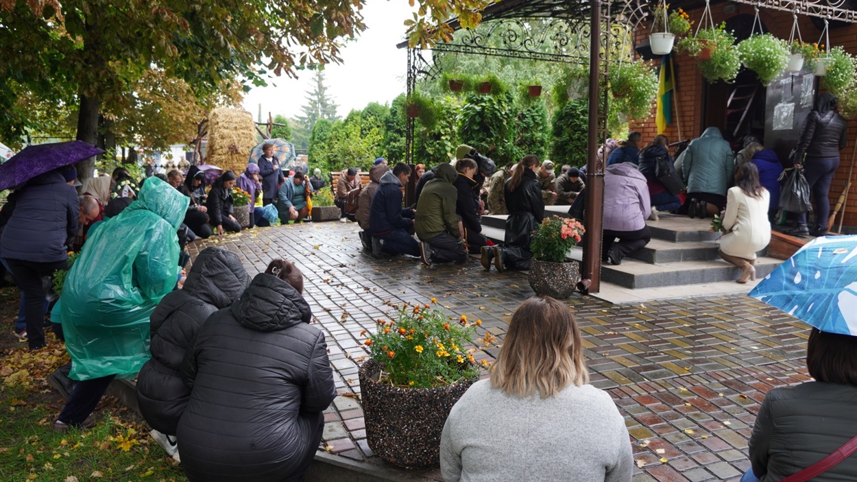 Відспівали захисника в Свято-Єфремівському храмі в Переяславі. Люди на колінах вшанували подвиг  Героя 
