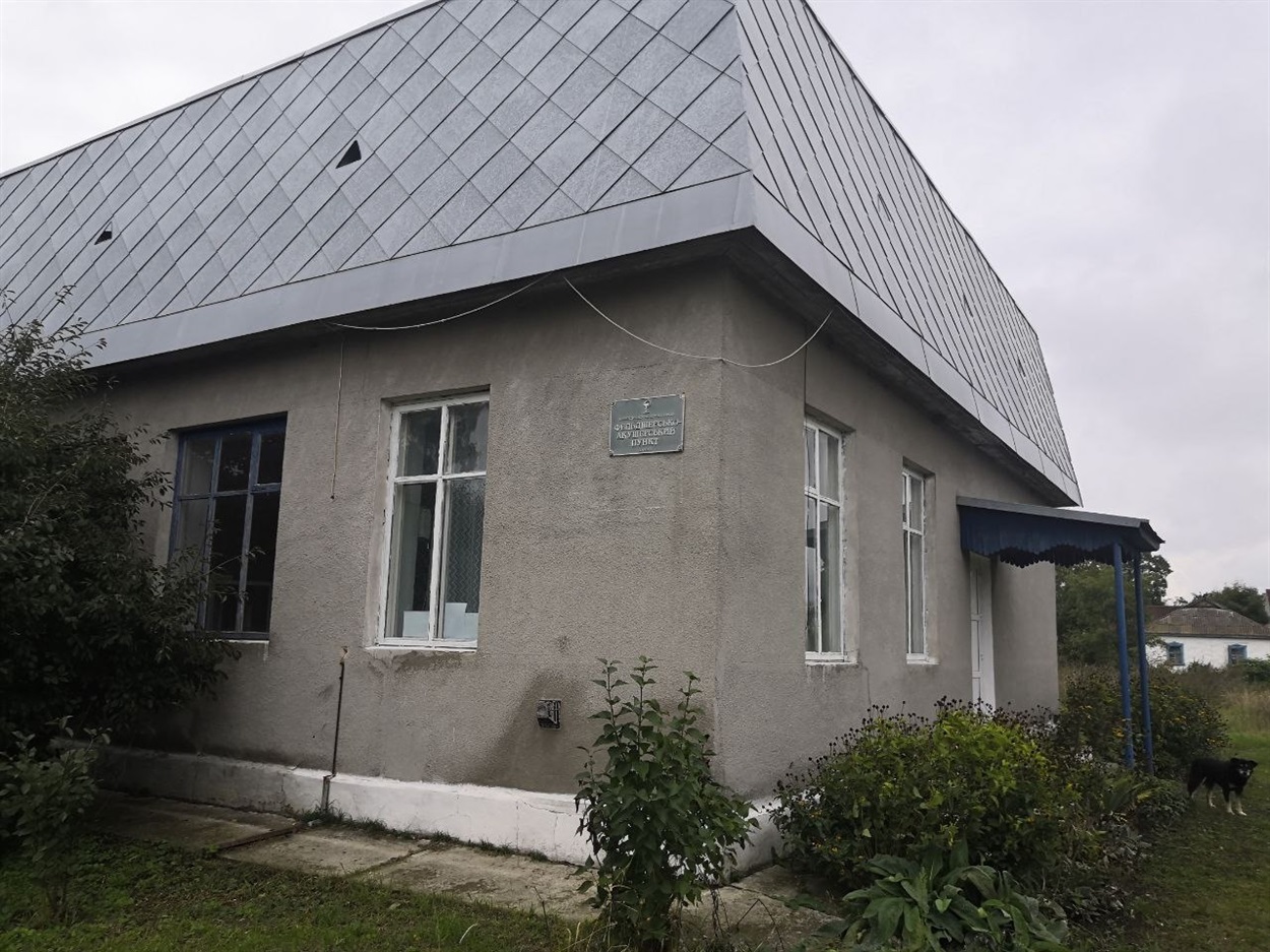 Одне крило будівлі, яку визнали аварійною, займає медпункт 