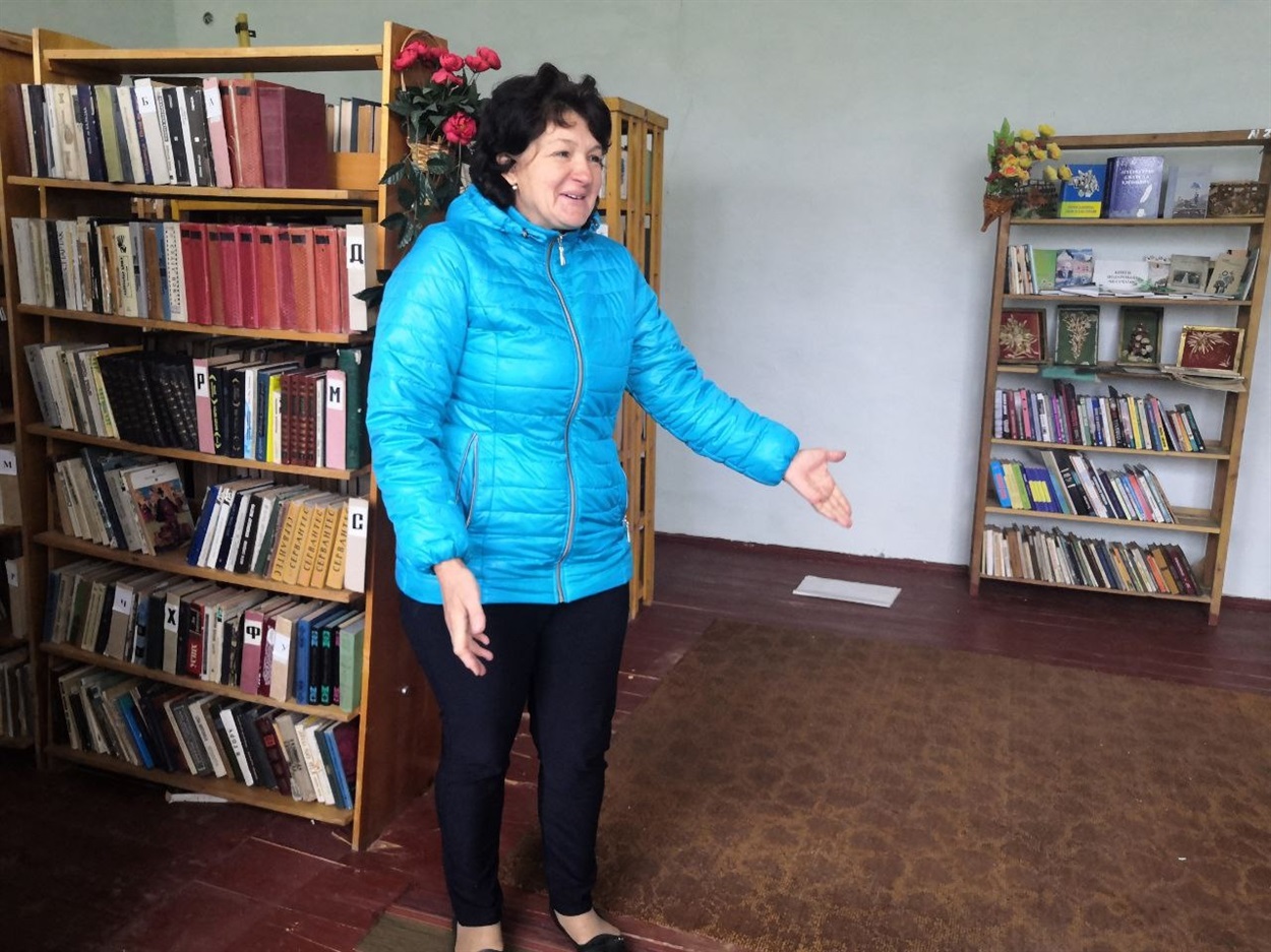 Підлогу сточила шашіль лиш у  половині кімнати, її бібліотекарка прикрила домашніми килимками 