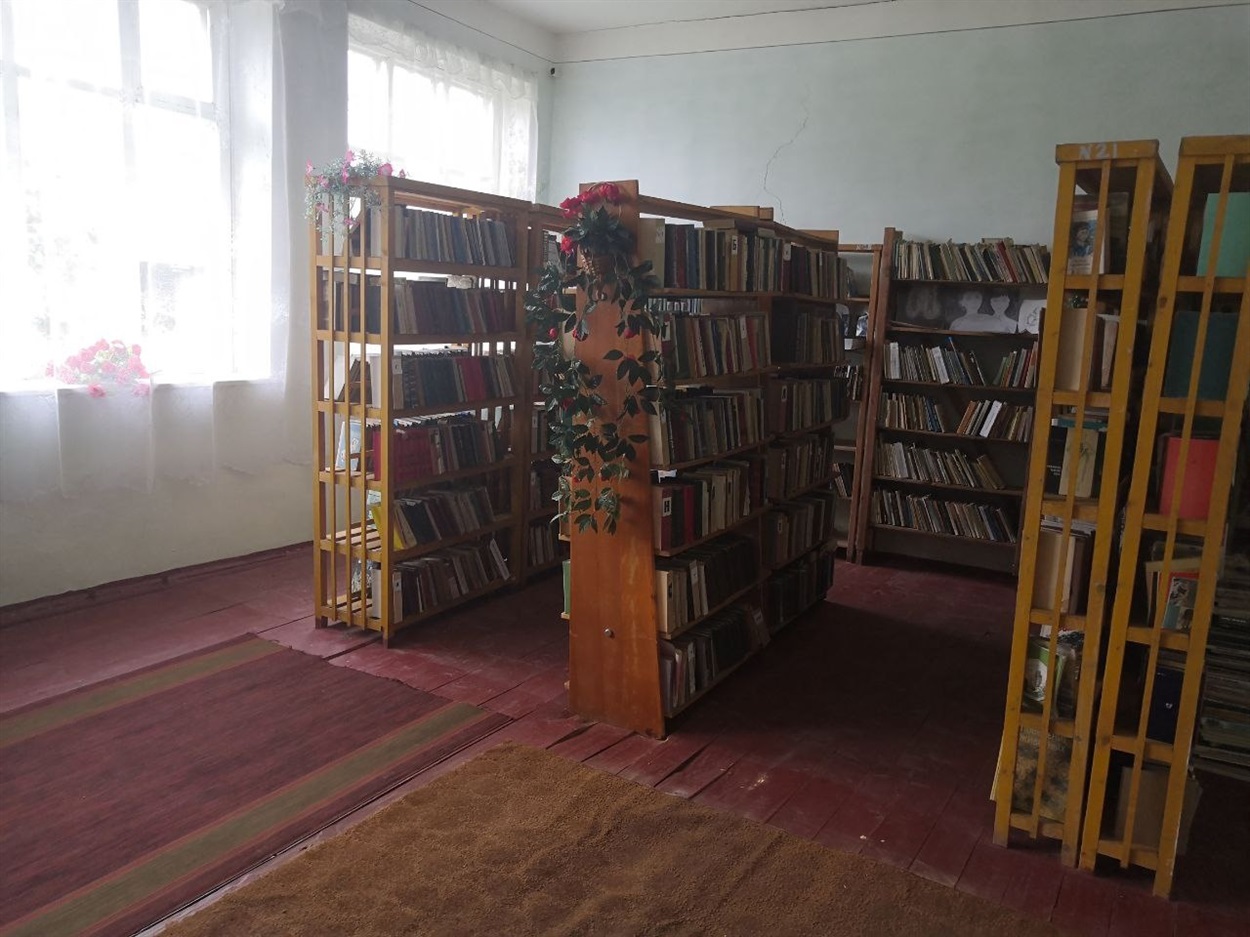 Підлогу сточила шашіль лиш у половині кімнати...