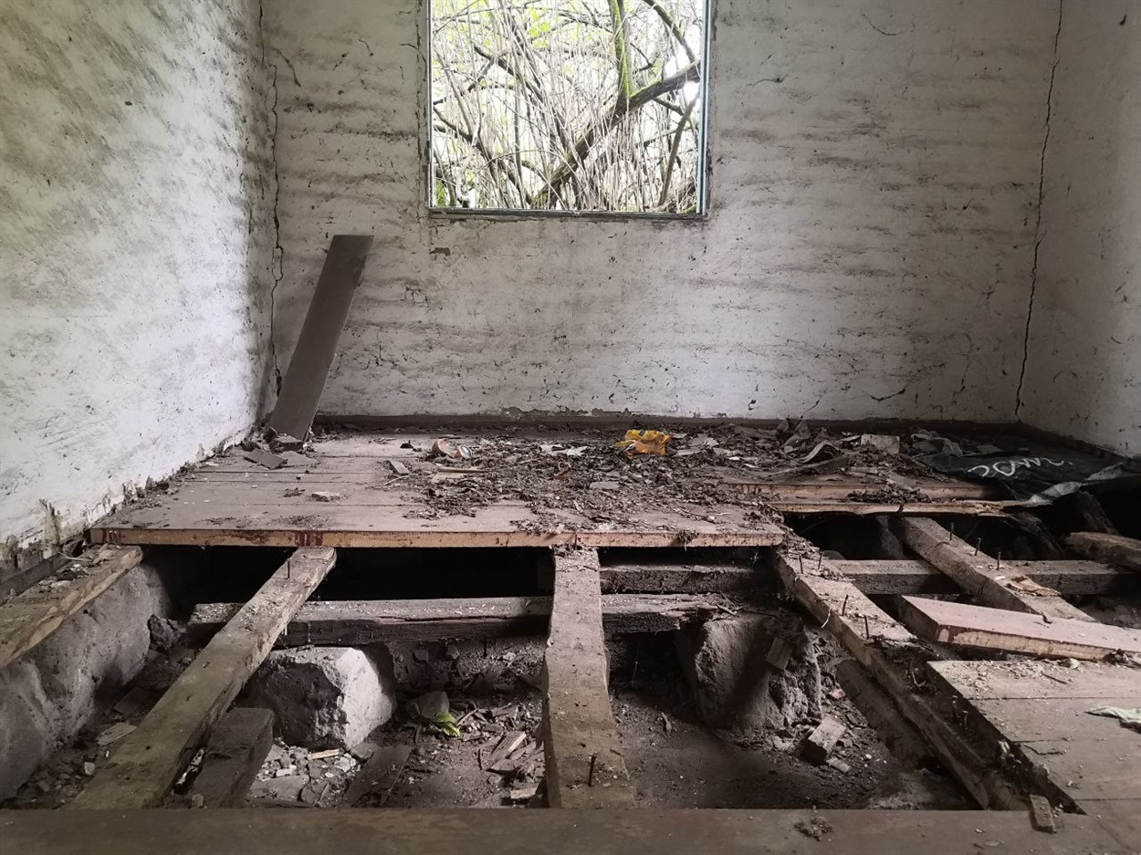 У цій будівлі колись була бібліотека. люди почали зривати підлогу, бо дошки ще досить міцні 