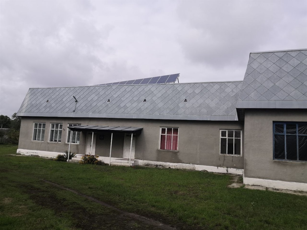 Вхід до клубу в Харківцях. Будівлю виконеом визнав  аварійною.  На даху стоять сонячні панелі, але вони не працюють.
