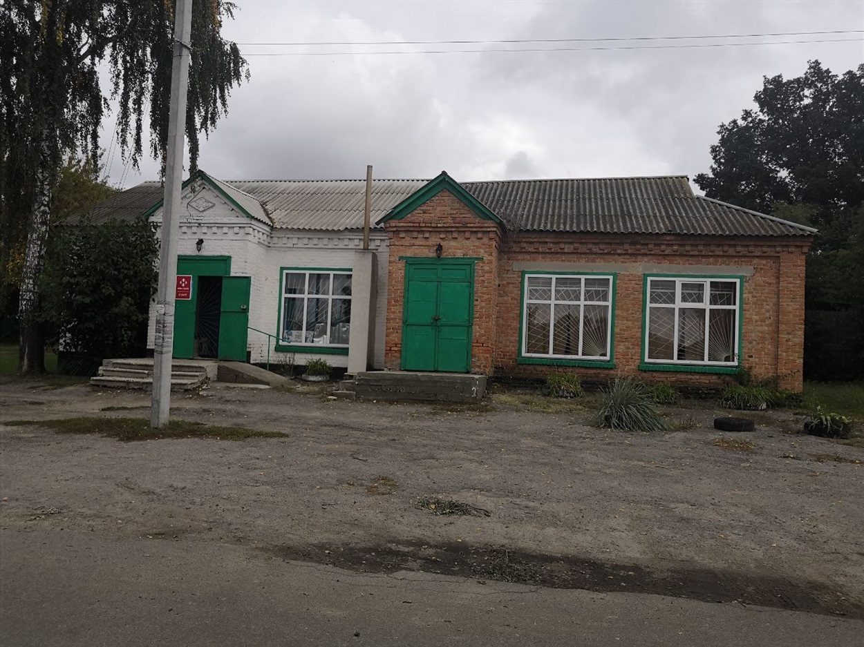 У селі з вільних приміщень лише половина магазину споживкооперації (з червоної цегли), воно не використовується багато років
