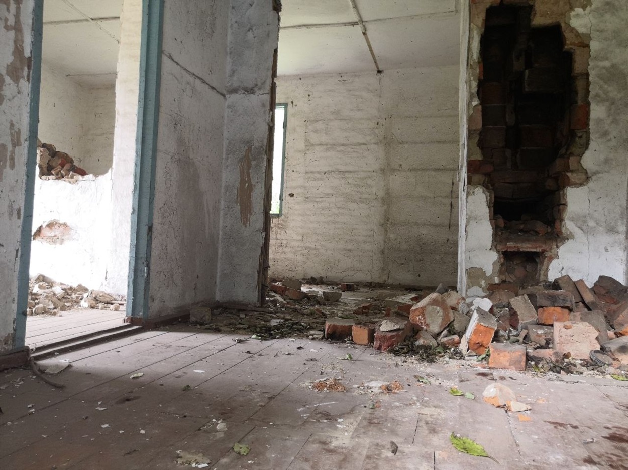 У цій будівлі колись була бібліотека. Грубу розвалили заради металевих конструкцій