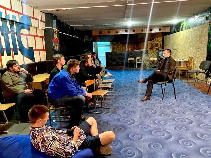 Віталій Коцур спілкується з волонтерами в укритті у рамках «БУР-talks»