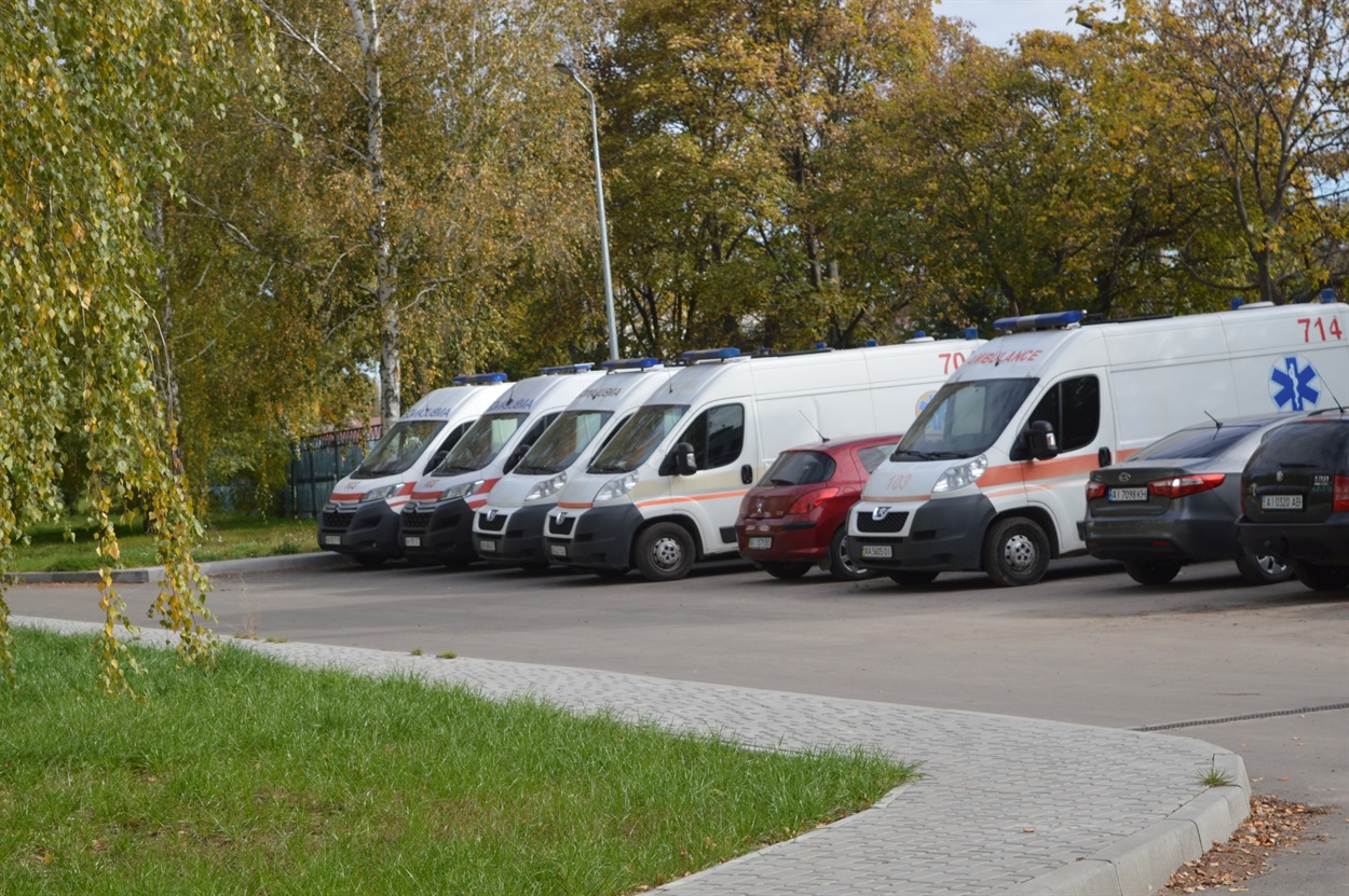 При будь-яких травмуваннях передусім треба викликати медиків 