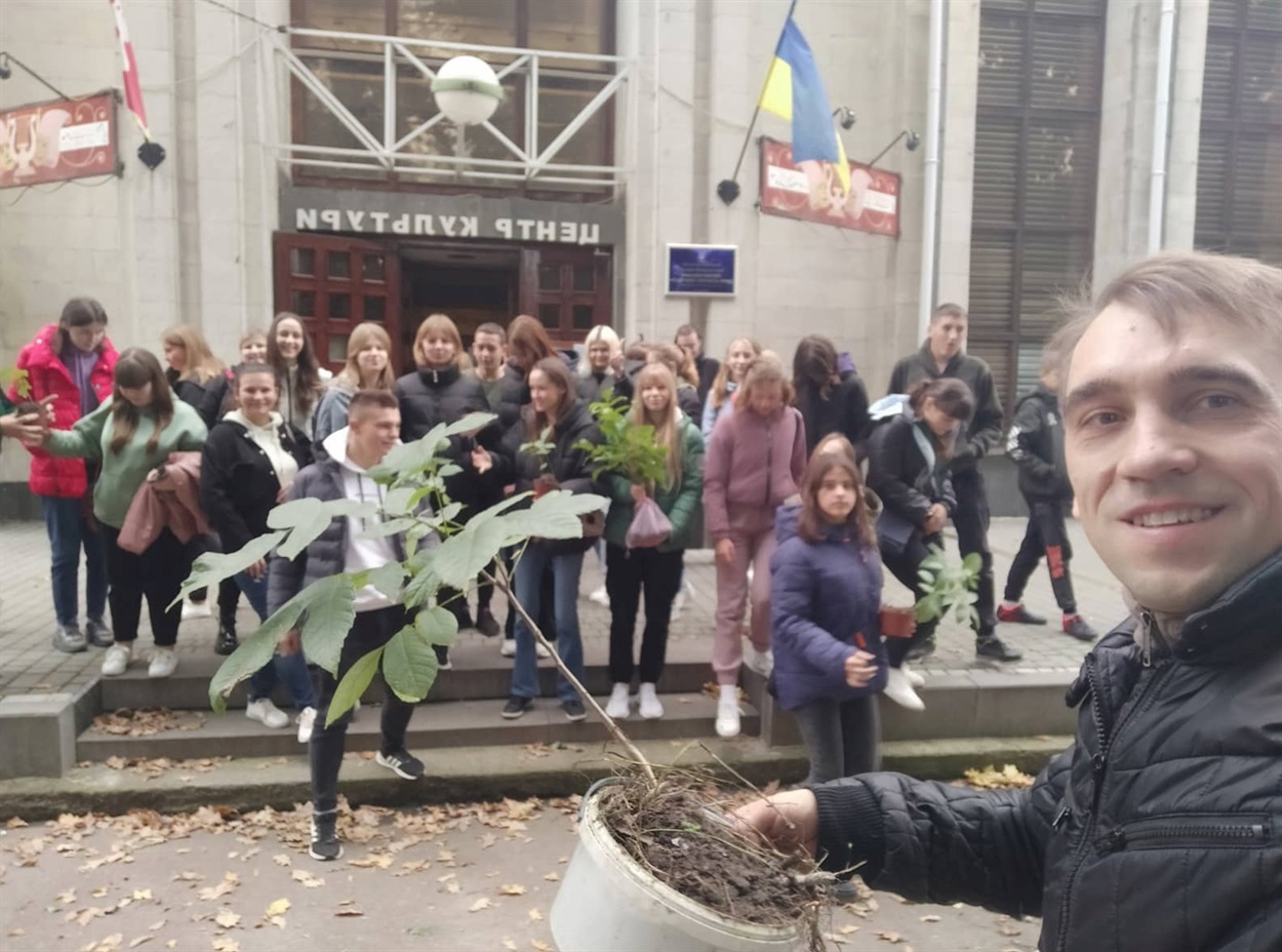 Саджанці горіхів, які "посадили" білки, подарували дітям
