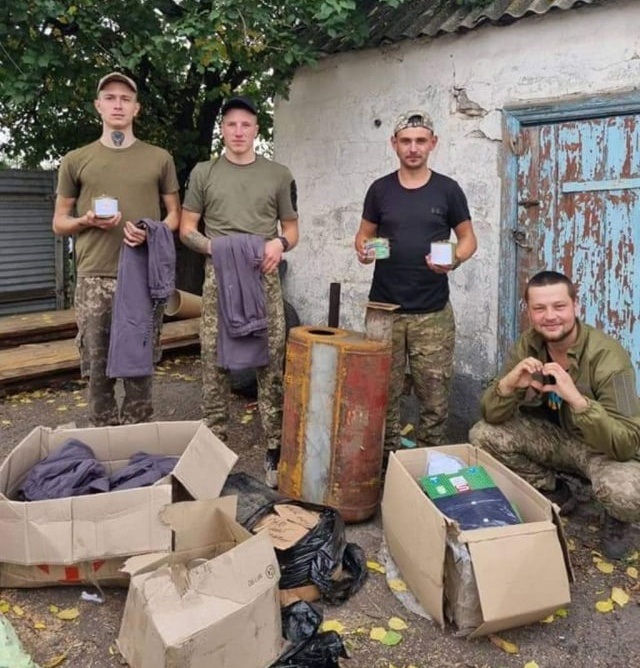 Воїни на передовій отримали посилки з окопними свічками